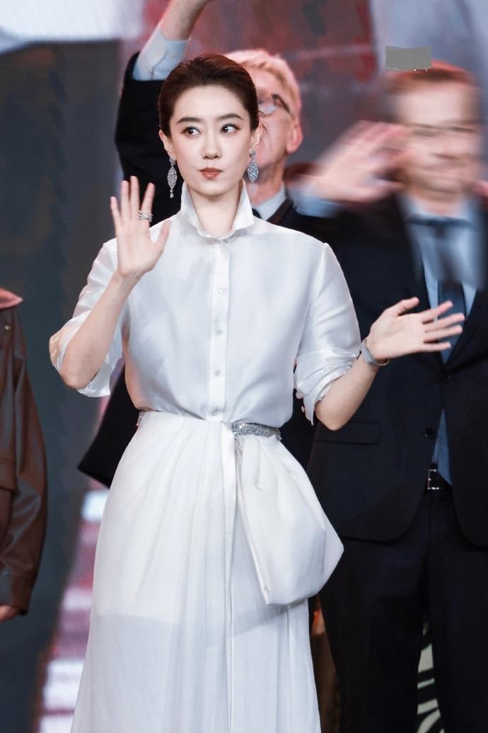 最近张小斐在出席时尚活动的时候搭配了一身绸缎装，看上去年轻又靓丽，气质超好。