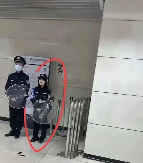 朋友们，这位保安的作用是什么？