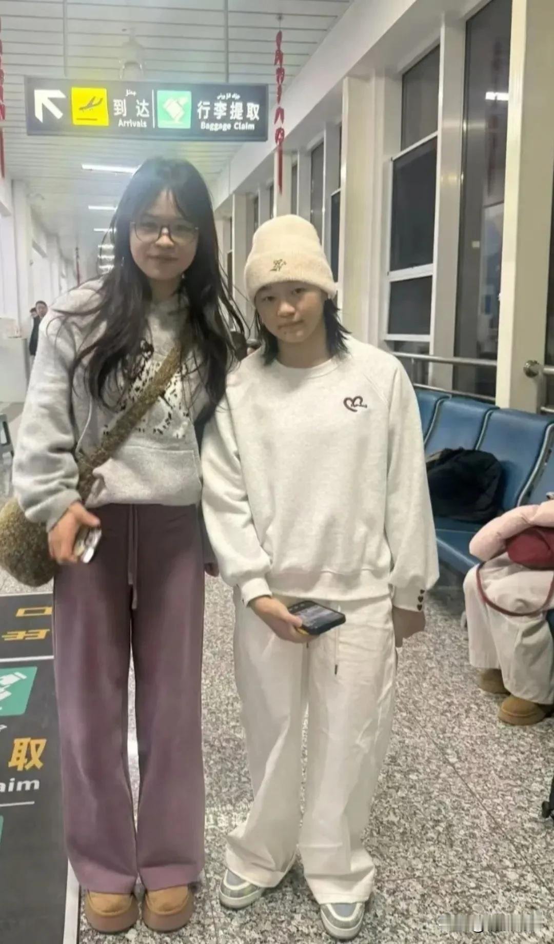 全红婵返程，结束了快乐的假期，现身新疆阿勒泰雪都机场。她戴着一顶白色的针织帽，