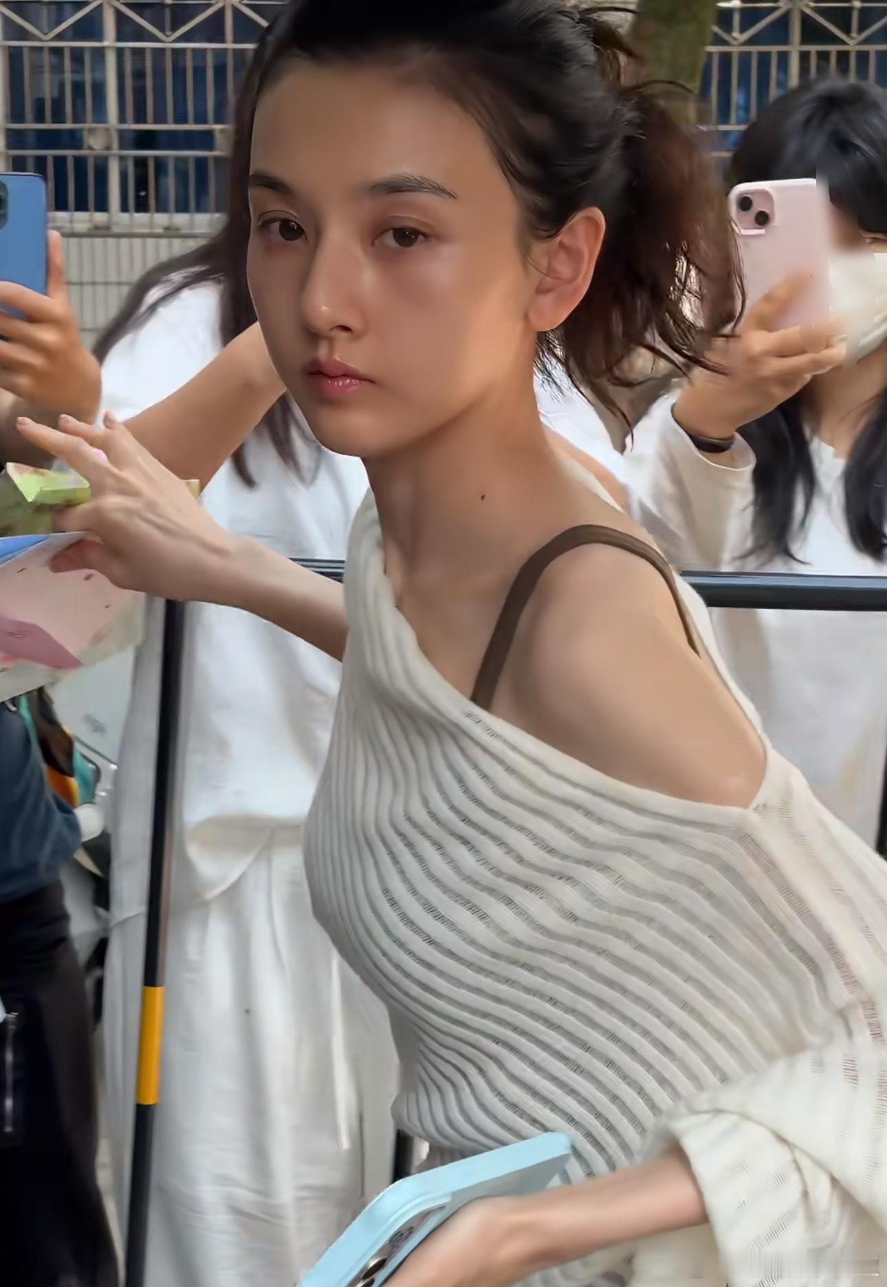 她都素颜上班额，不涂脂抹粉的样子好真实
