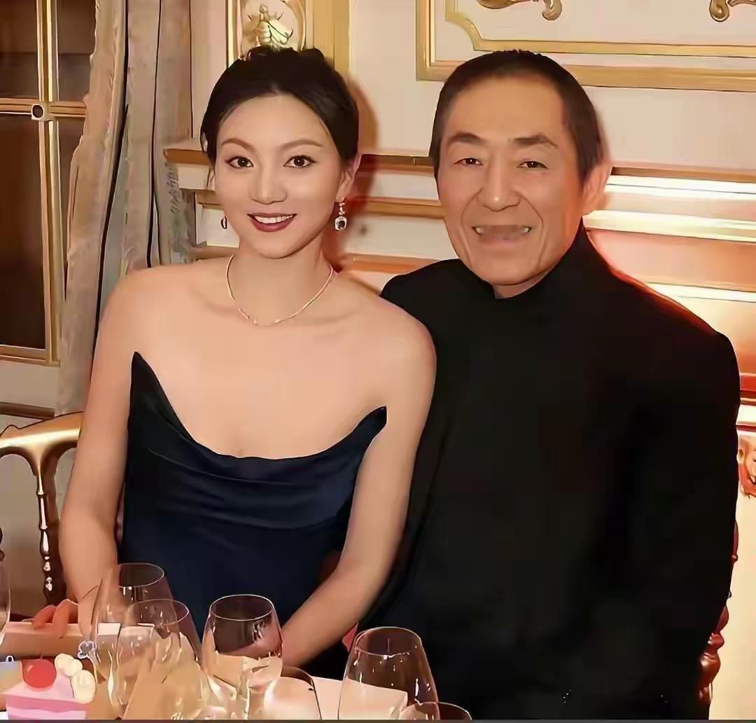 十多年前看张艺谋和陈婷，会觉得只是有点差距，至少张大导身形板正，自有一股气势