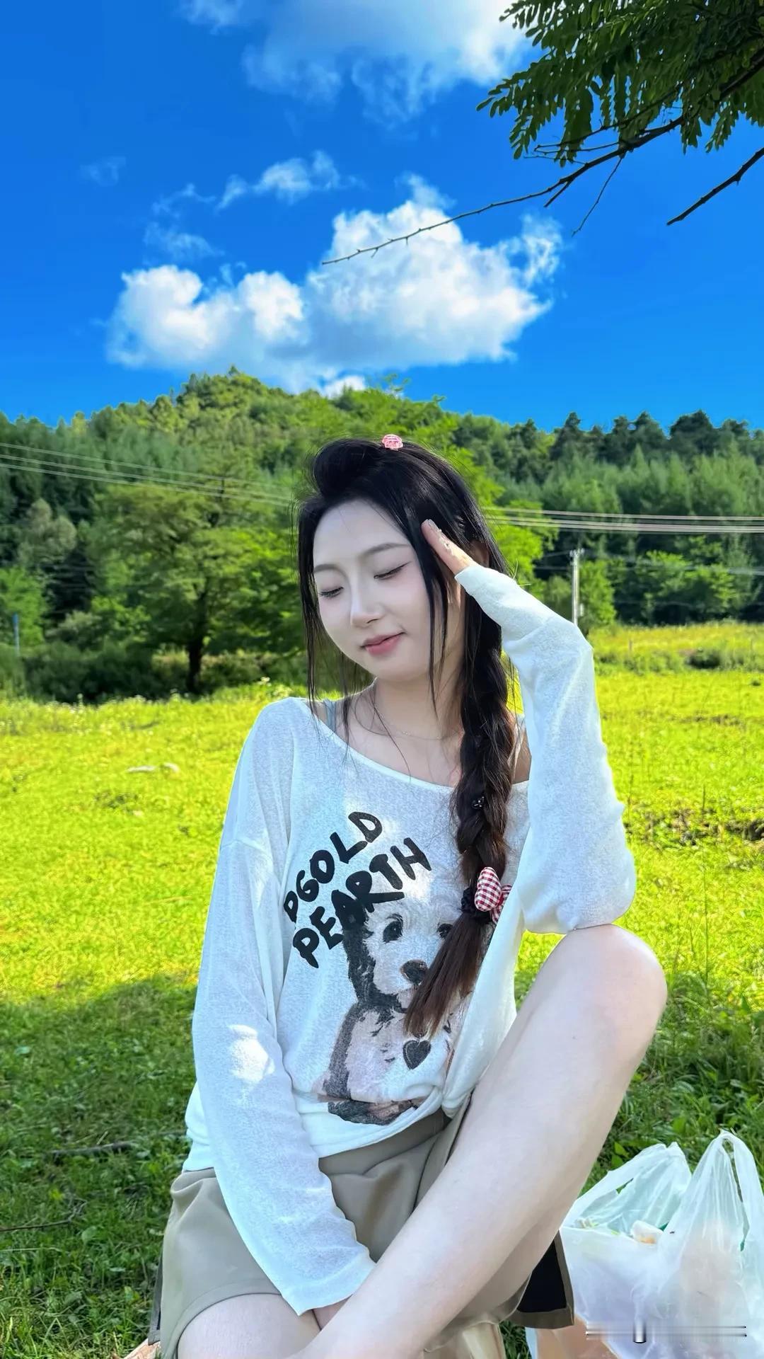 绿草少女的治愈时光微风轻拂，绿草摇曳间少女的裙摆与自然共舞每一