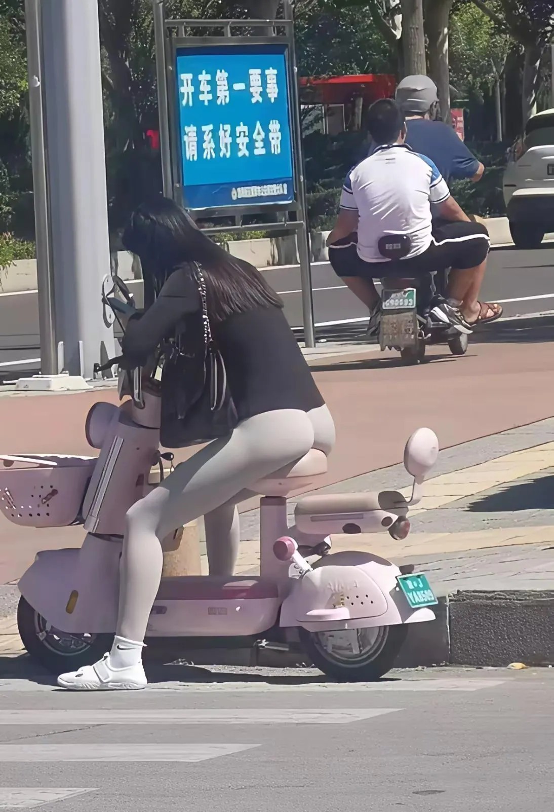 骑车不要玩手机[捂脸哭]