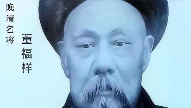 1895年深秋，数千回民跪在西宁城下，绝望地挥舞着白旗乞降。城墙之上，甘肃提督董