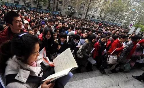 外甥今年30，前两天又去参加了公务员考试。他是郑大电子系毕业，毕业后去了烽火通