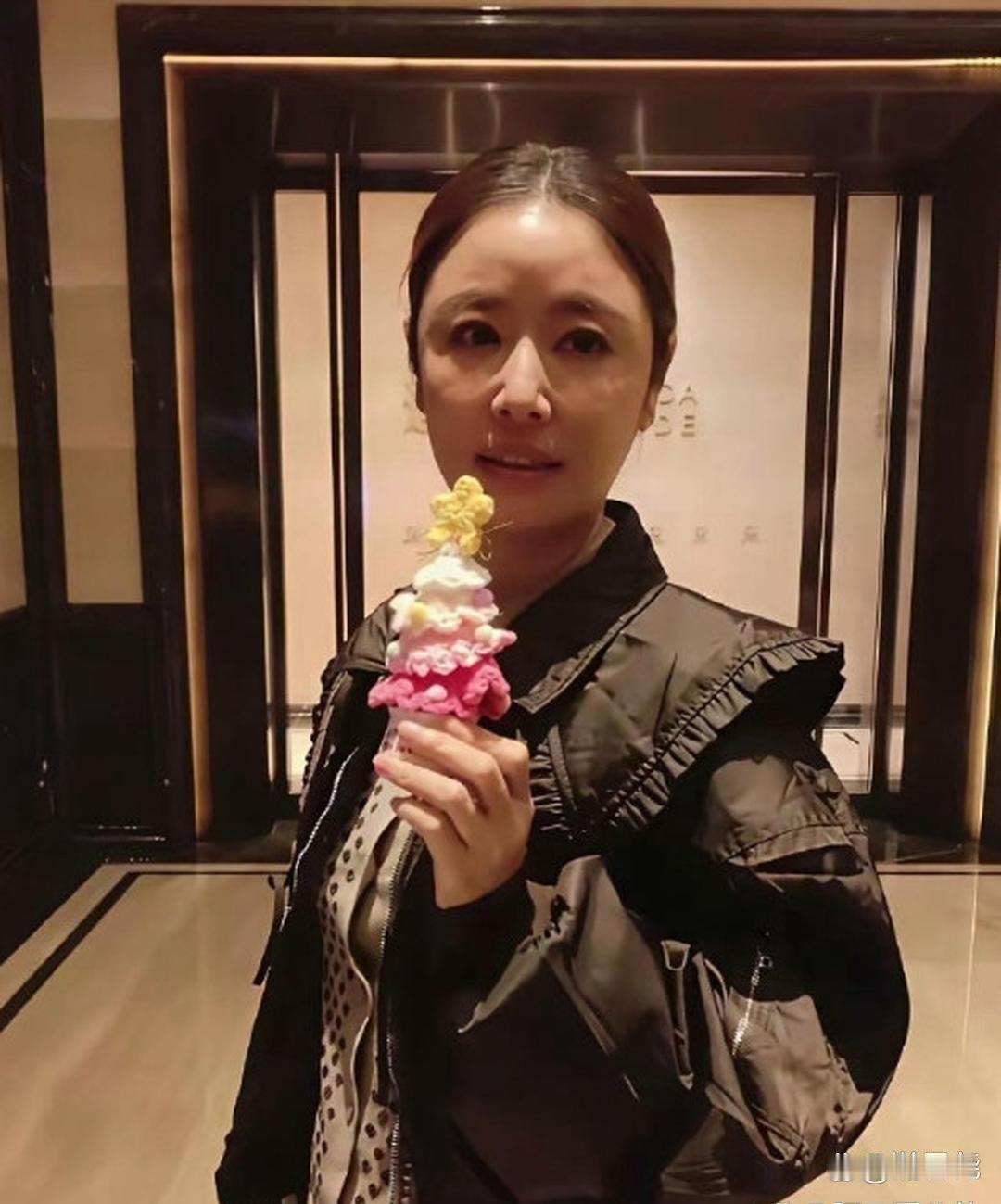 49岁的林⁠心如，模﻿﻿‏样变⁠化﻿⁠‏挺大的，但她选择了‏‎⁠优‎﻿雅﻿﻿地老