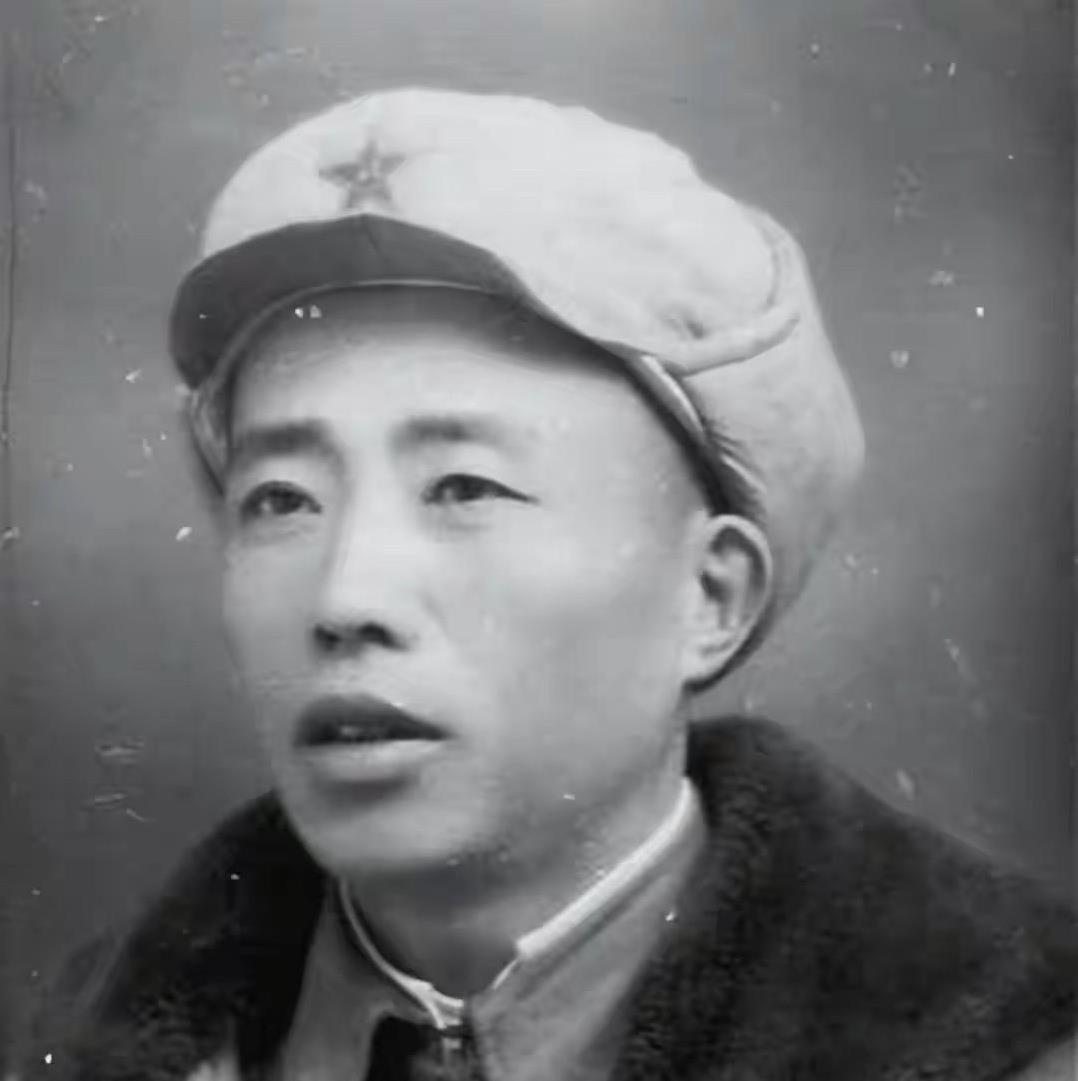 他盯着母亲干裂的手背，心里翻江倒海。二十三年足够一片荒地长成林子，也足够把少年磨