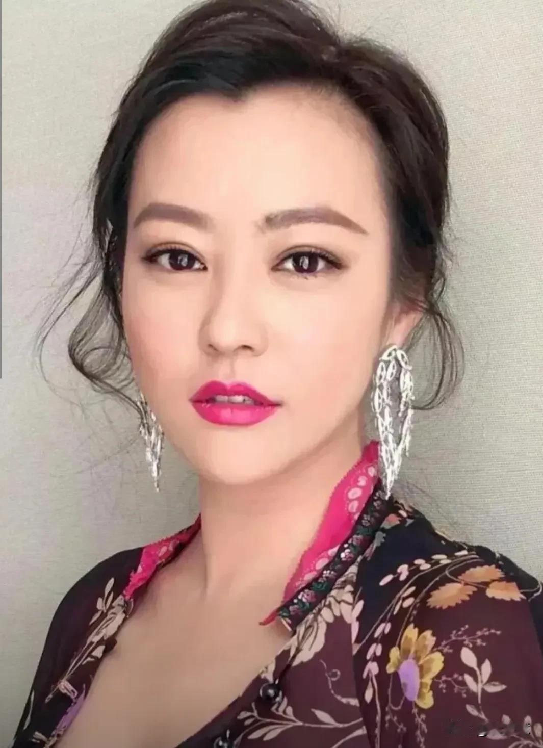 郝蕾与邓超、汤唯和田雨，这两对情侣的分手原因颇为相似，均是由于女方在演艺作品中有