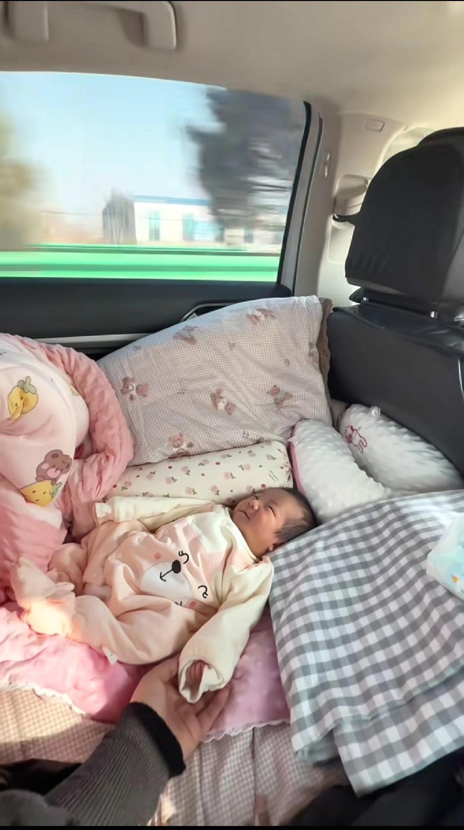 真的别再用“爱”当借口，害了刚出生的宝宝还伤了自己！刚出生11天的宝宝，还