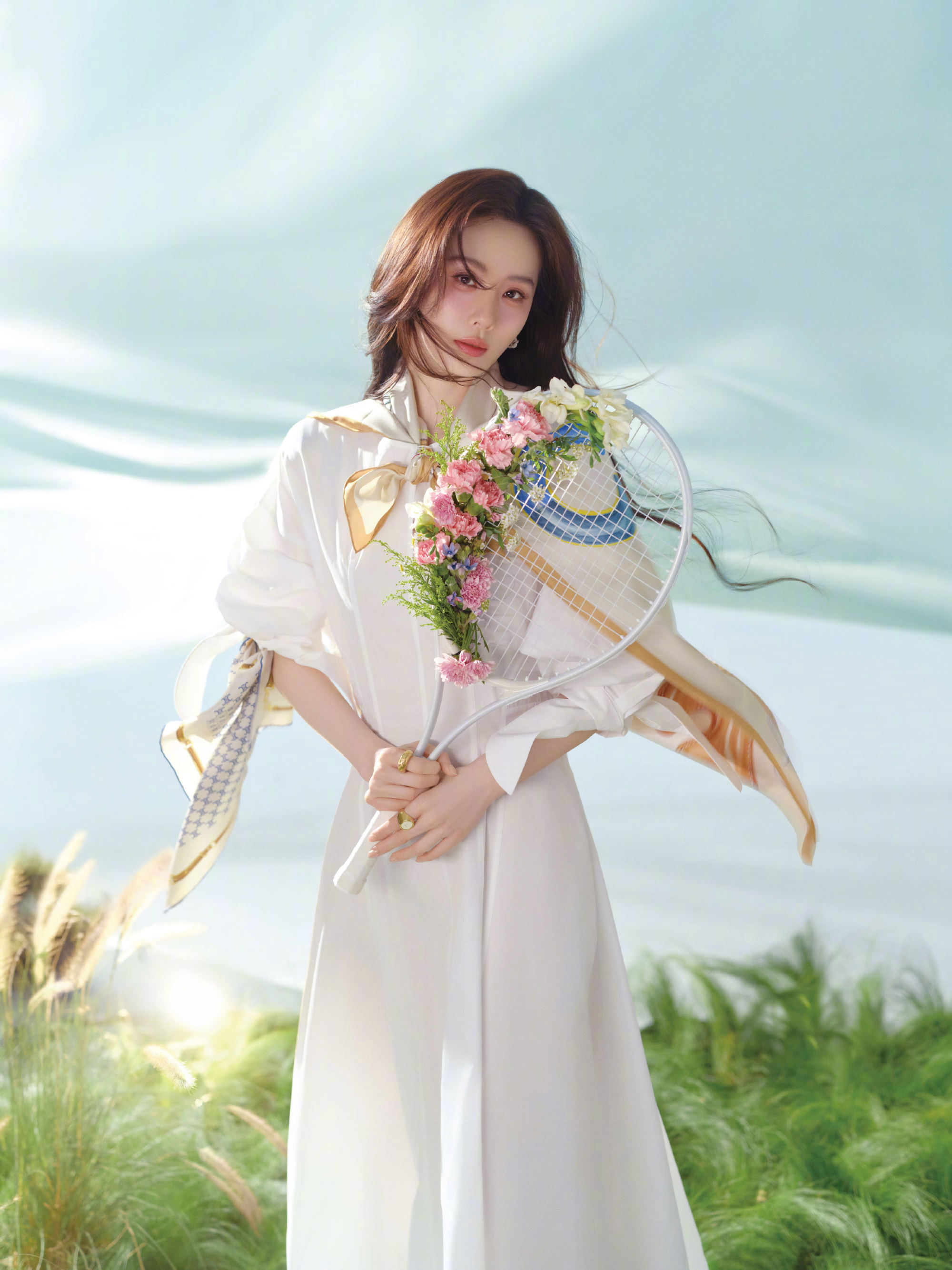 刘诗诗生日写真图集，春风拂面而来，白裙配CELINE丝巾，明媚优雅，美丽如诗。