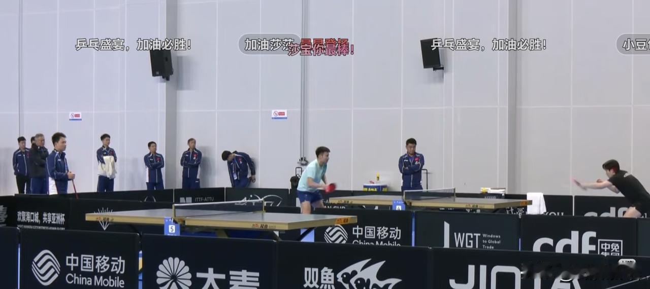 还是牛冠凯给王楚钦陪练。刚刚看到训练馆的画面，男队的教练和运动员都来了，国乒男