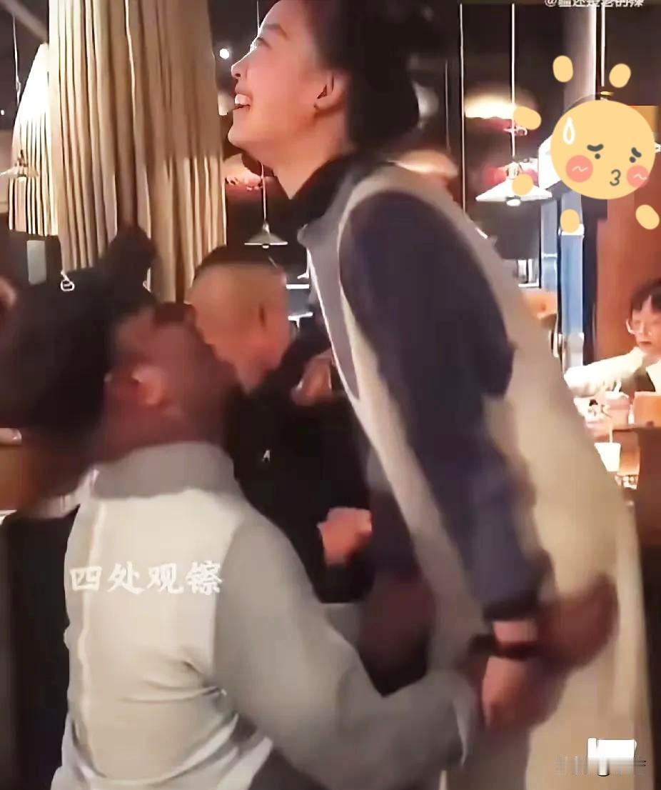 又一个印度留学生现在都泛滥成灾了这个印度阿三跪着向女的求婚这女的感动的稀里