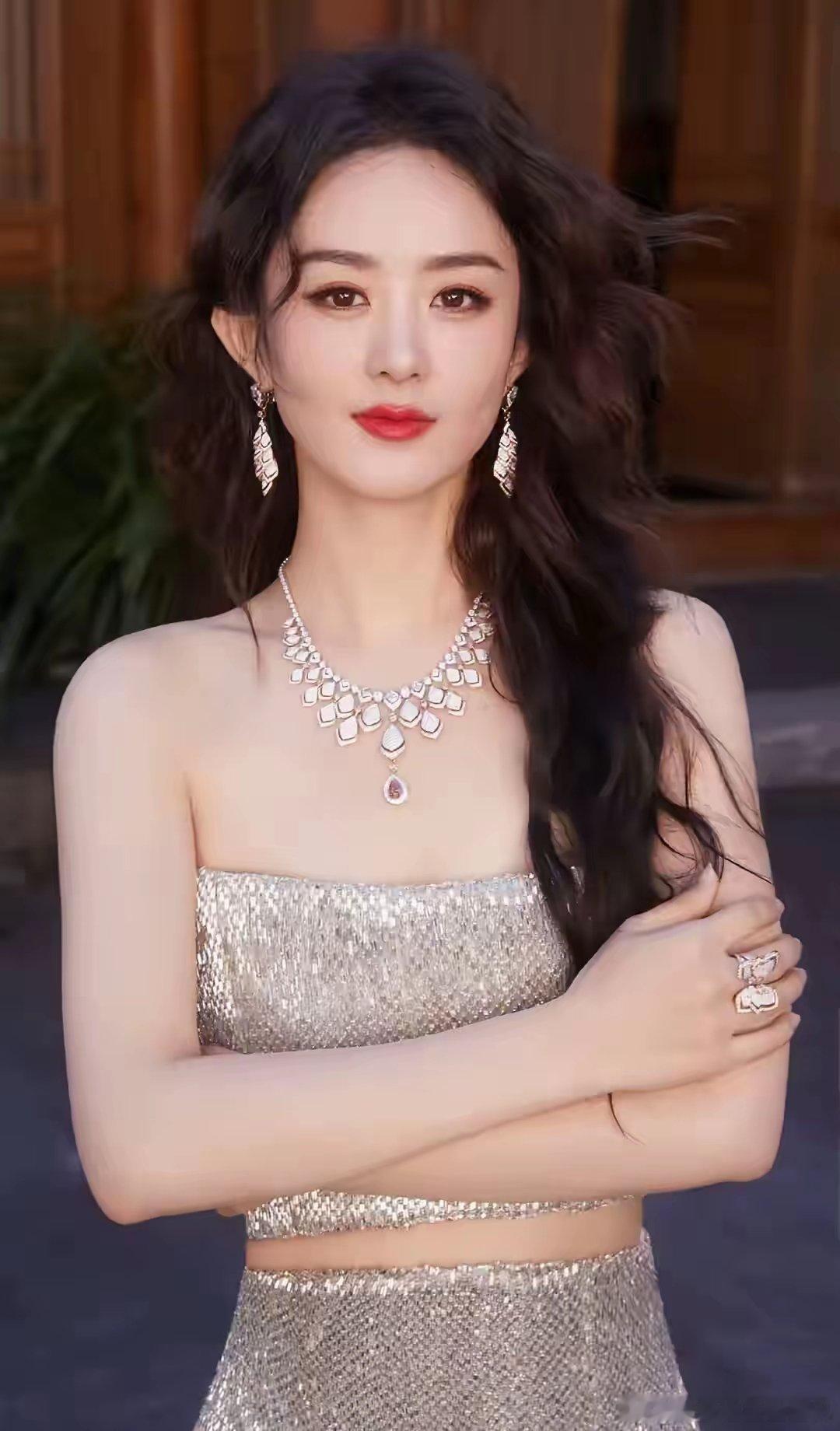 85花里赵丽颖人脉关系那叫一个强。在娱乐圈打拼多年，她积累了超多好友。像和林更新