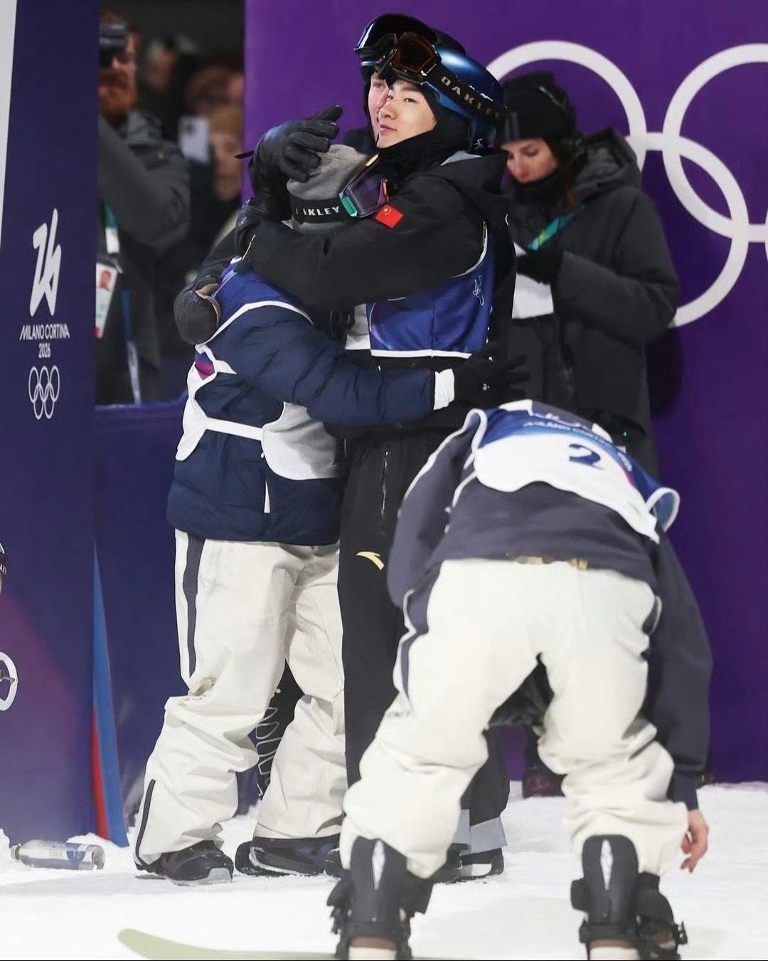 大跳台亚军和苏翊鸣教练为同一人金银铜的背后！意大利大跳台赛果：🥇日本🥈日本