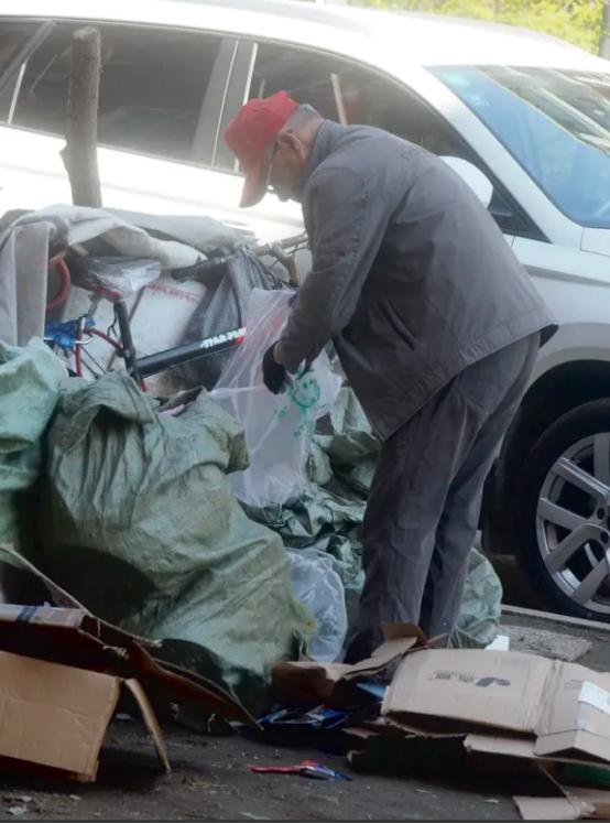 我卖废品时，一位大爷问我：“姑娘，这些旧衣服卖给我行不行？”我问：“您收这些衣服