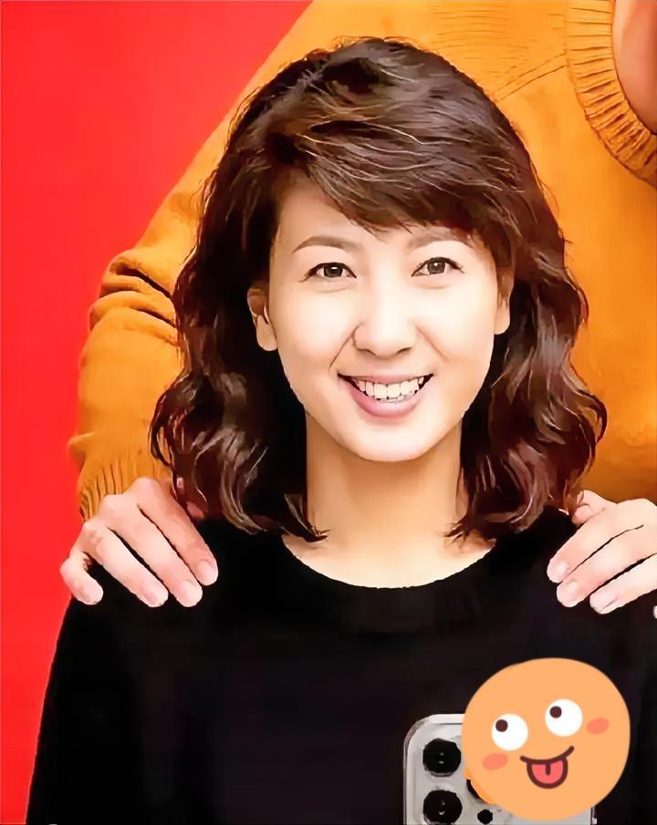 闫学晶这回真要被亲妈坑惨了。好不容易熬到炫富风波快平息，结果亲妈直接来了记“神补