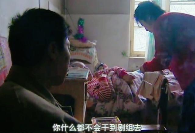 2000年，功成名就的冯小刚，开着自己的豪车，回老家看望瘫痪多年的母亲，而照顾了