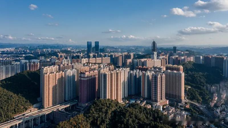 贵阳楼市普跌、人口流入却托不住房价的完整逻辑你观察到的现象非常准确：2025