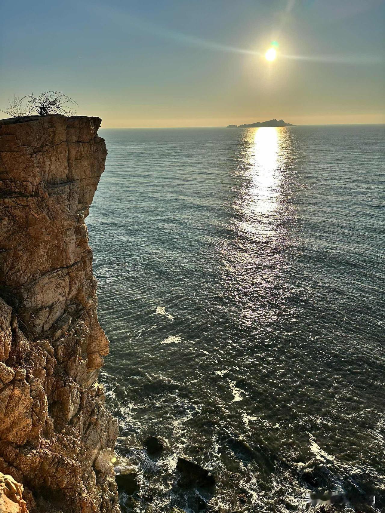 作为打工人，你有没有过这种感觉？跟错领导，累死累活不讨好，干得憋屈还没前途；跟对