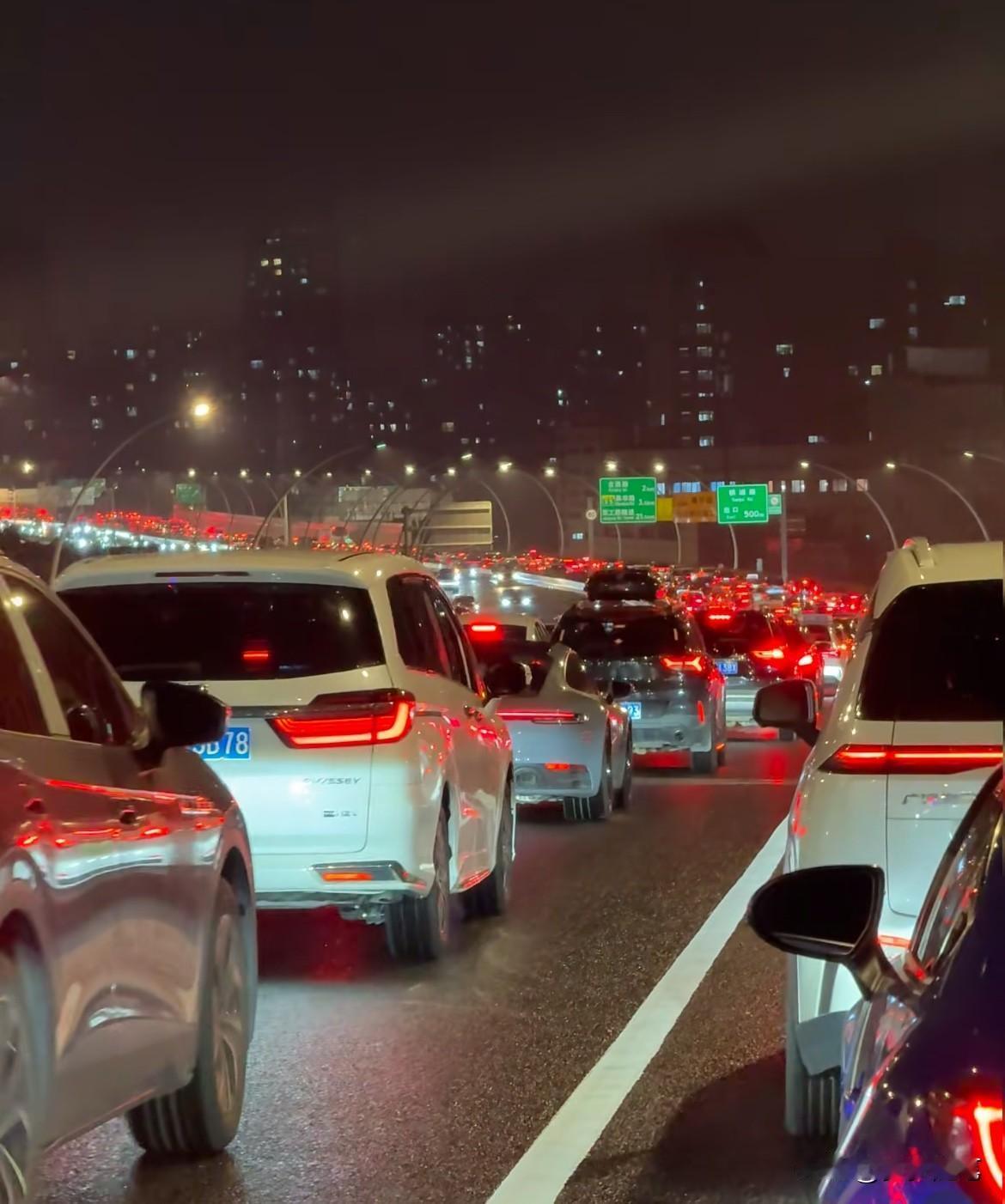 堵车的最高境界一动不动2025年9月30日晚上打开高德地图，满屏