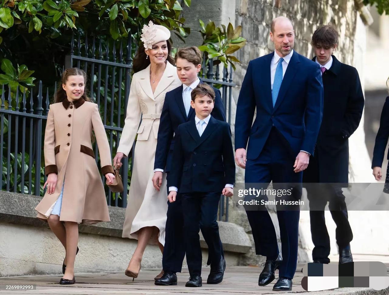 复活节礼拜，英国王室传统集会风有点调皮，吹起了小夏公主的裙摆，小