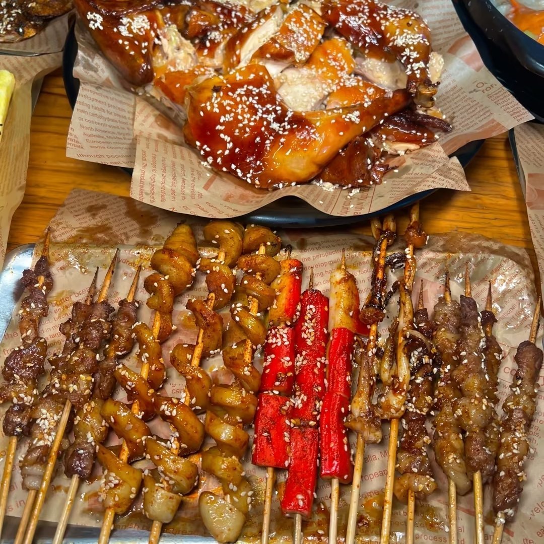 和朋友新发现的不起眼小破店，没想到这么香!脆皮烤鸡太好吃啦!!现烤的每一只剪开都