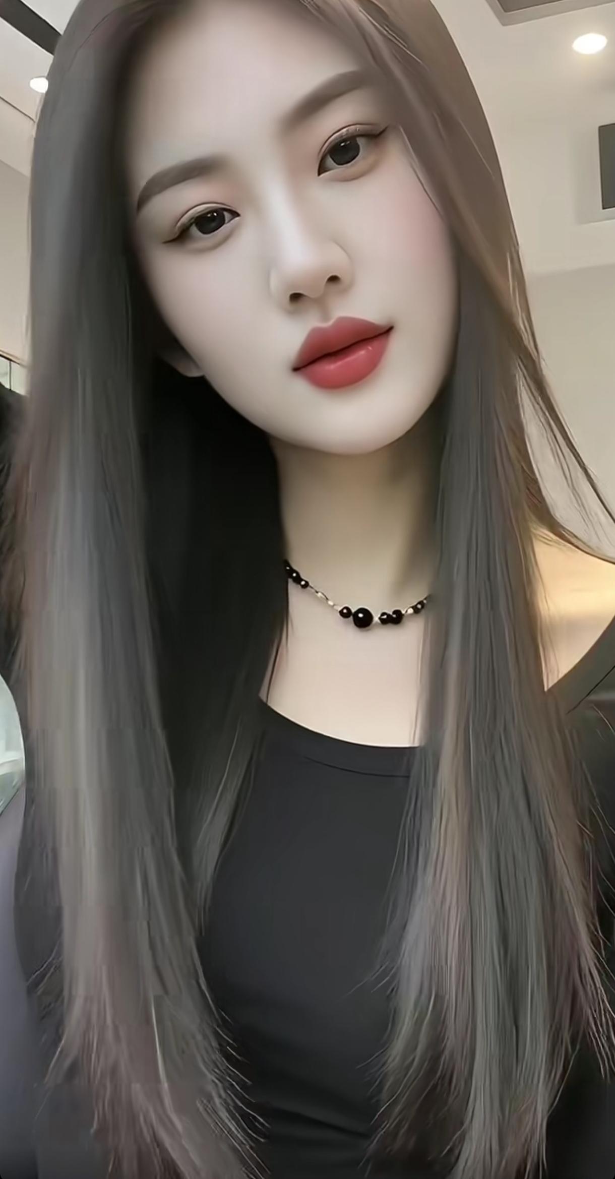 优雅黑发，甜美红唇，时尚黑衣，魅力无限！💄👗💎分享美丽动人的照片黑发红唇