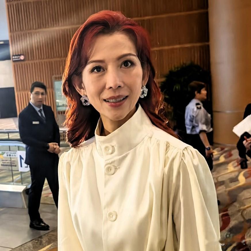 蔡少芬的现状。给女人提个醒。她53岁了，又生过三个孩子，长期操劳下来，脸上那点肉一少，整个人就更容易