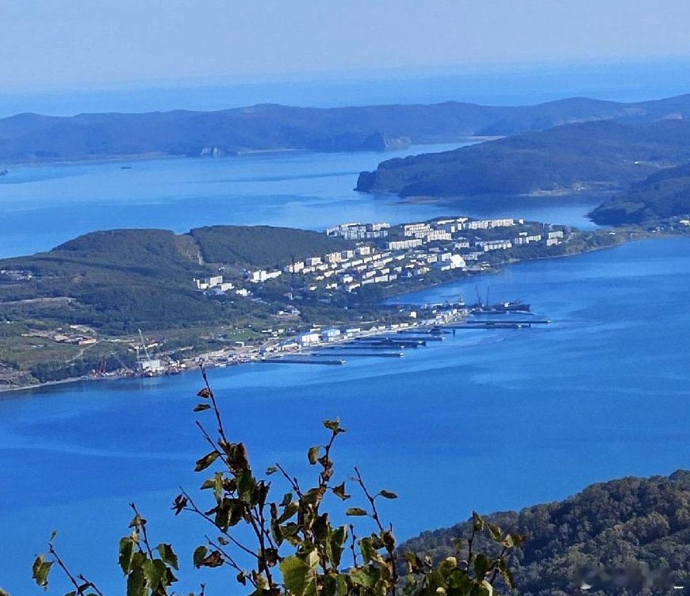 登山游客俯瞰俄太平洋舰队维柳钦斯克潜艇基地。维柳钦斯克为太平洋舰队第25潜艇师驻