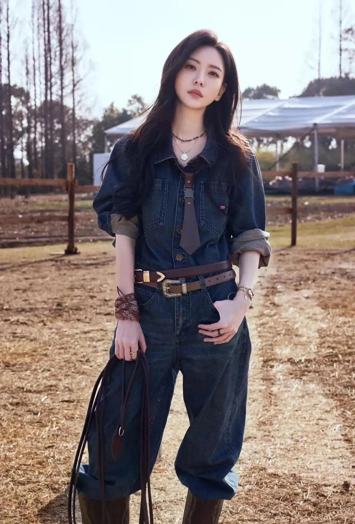 被于文文的牛仔连体裤狠狠种草了！👖深靛蓝的牛仔面料自带复古滤镜，宽松的版型对