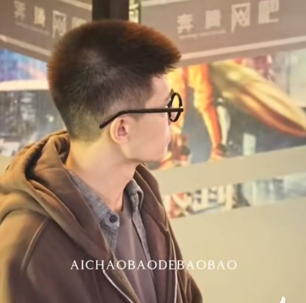 任嘉伦深渊游戏戴眼镜路透任嘉伦深渊游戏眼镜造型任嘉伦深渊游戏眼镜造型，帅的，[么