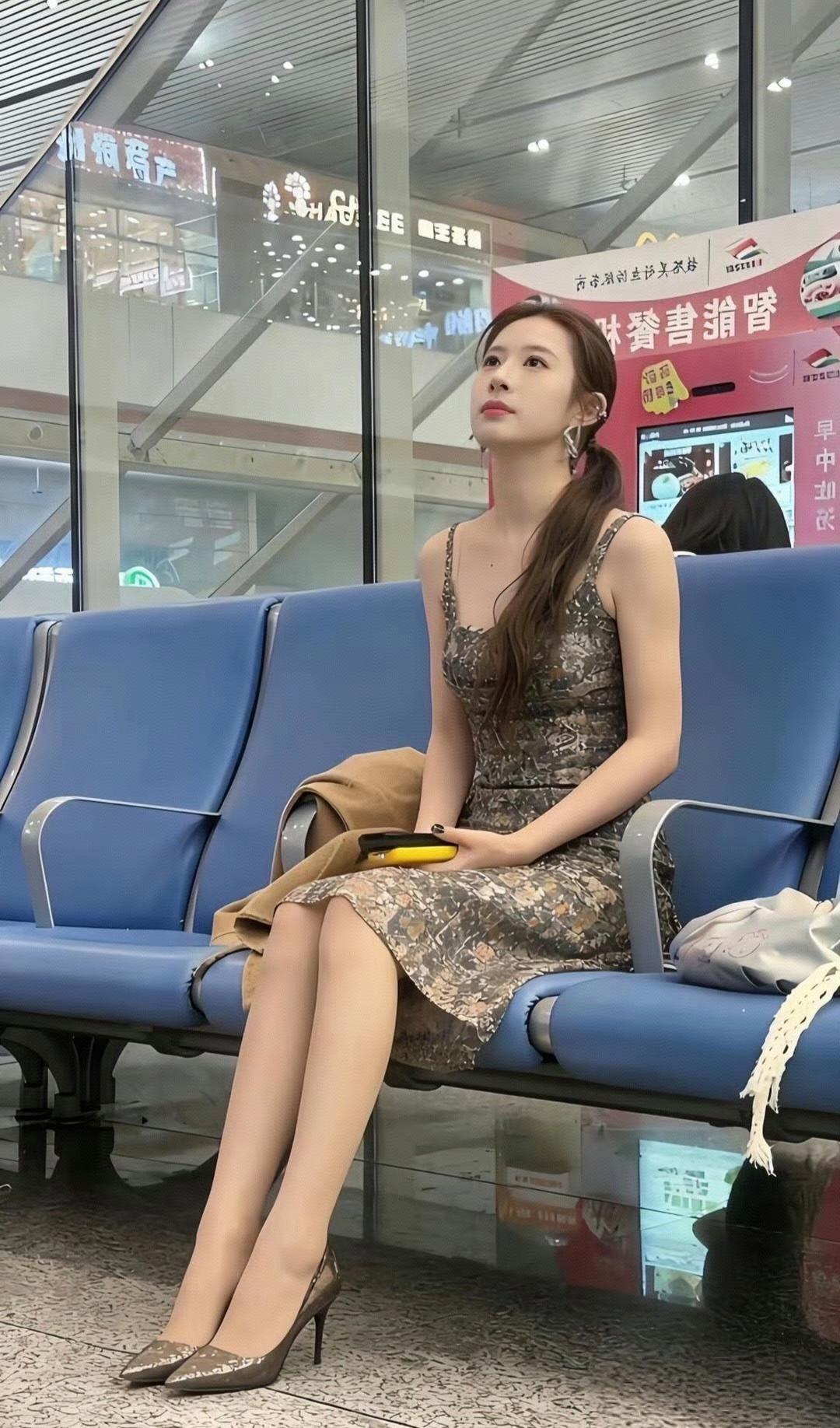 “偷拍”候车室的美女