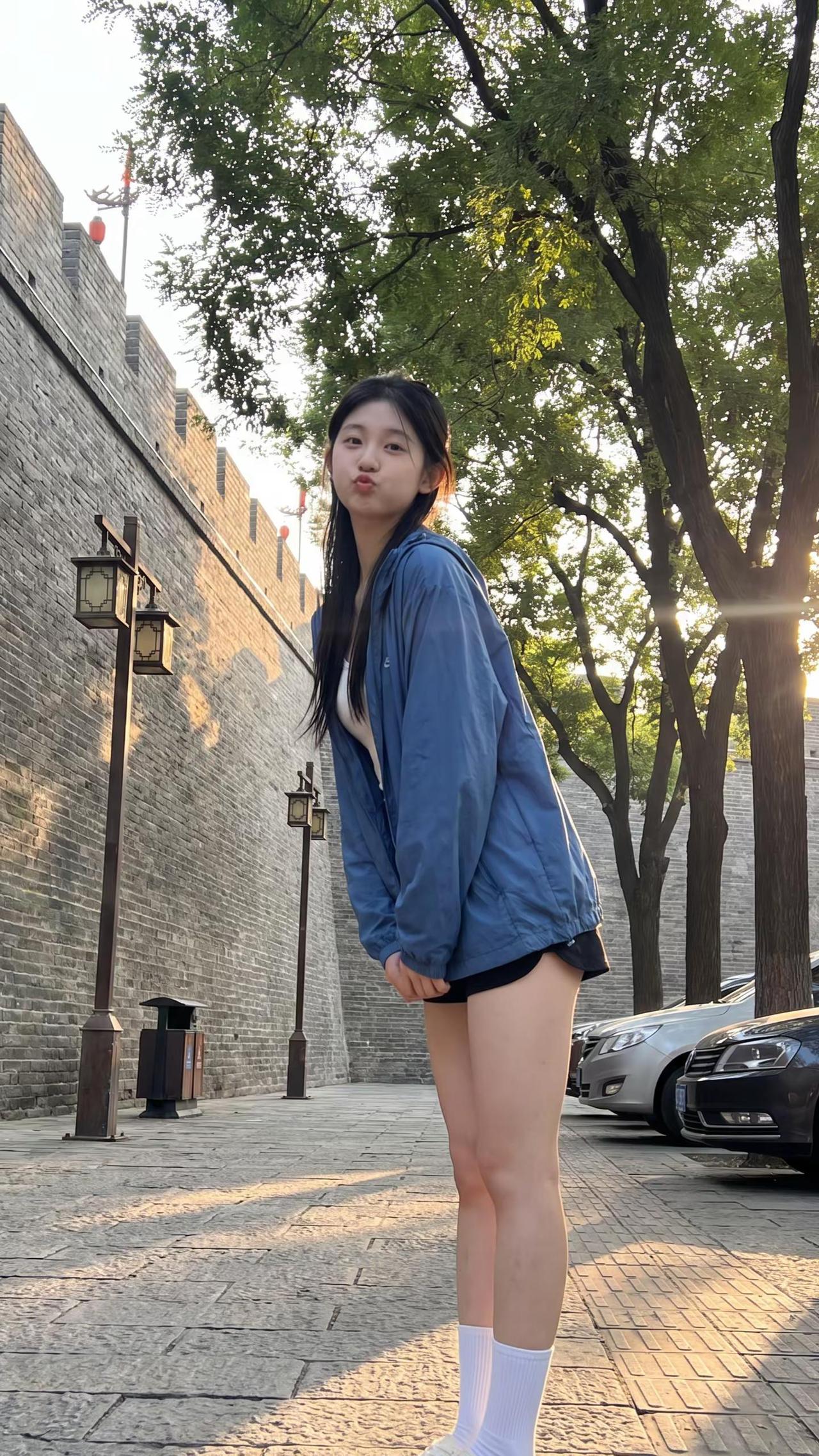 西安人的城墙下，藏着我的日常。“西安人的城墙下是西安人的火车……”在西安，偶尔路