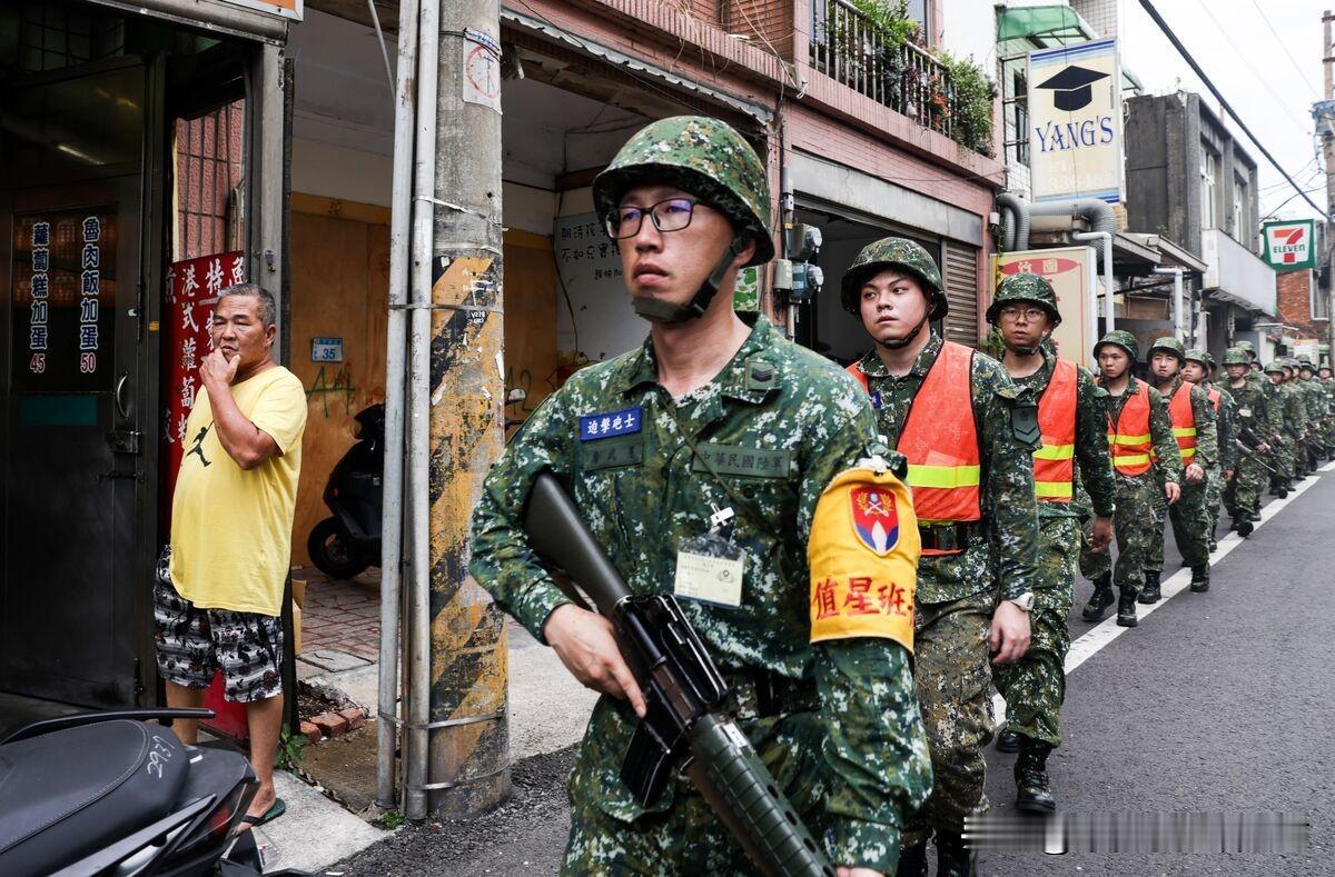 [呲牙笑]嚯嚯嚯，台军来学校体检……在网上，台湾士兵被称作“草莓兵”，讽刺其像