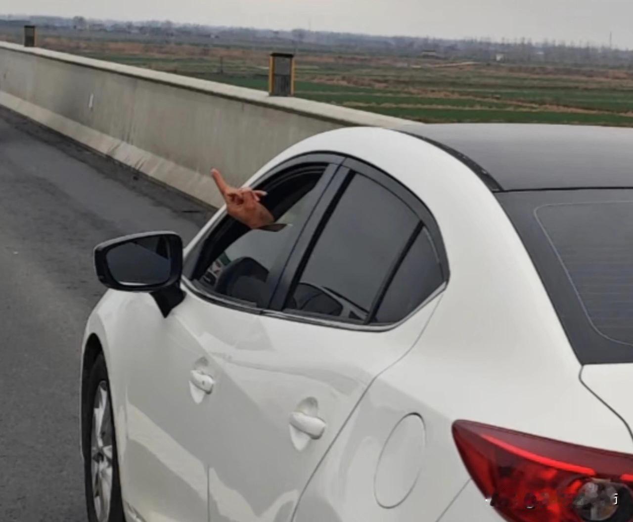 违章车辆还挑衅？反手一个举报返程堵车堵得要死，好多车辆走应急车道从前面加塞，导