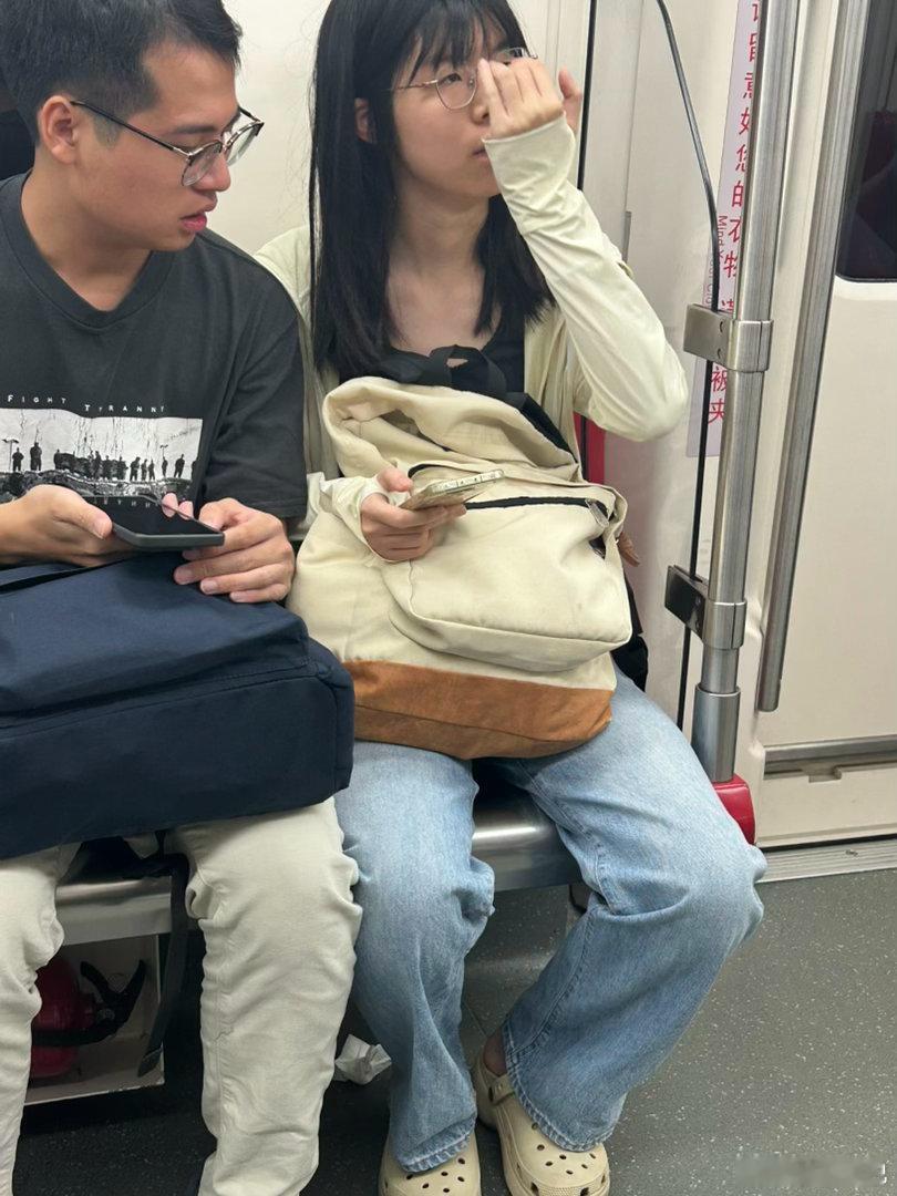 🐶男女也太贱了吧，人不到就占座，纸巾还直接丢椅子下面🤮​