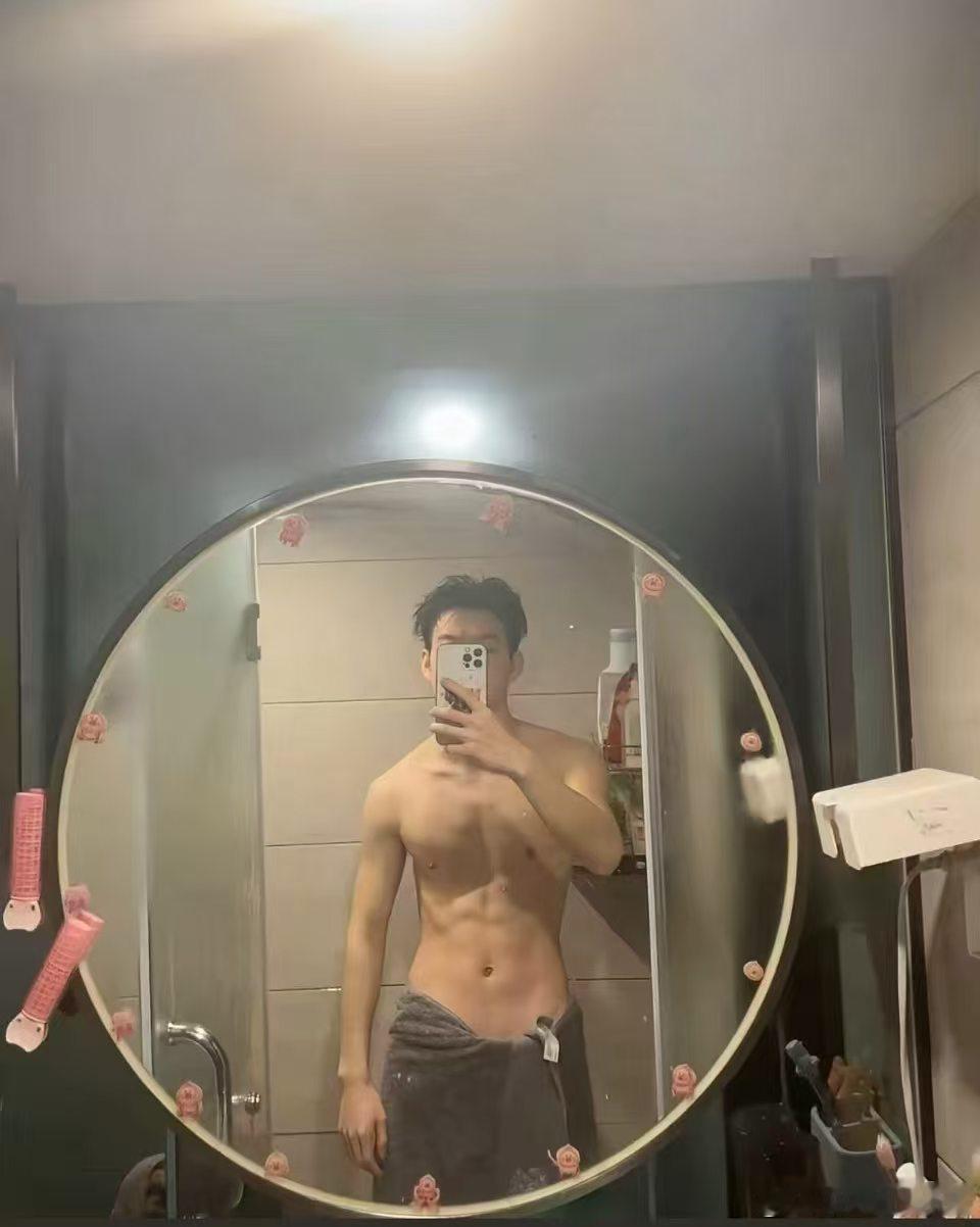 拍照显瘦20斤姿势瘦也是有技巧的，穿衣服有技巧，拍照也是有技巧的，不能浮肿一样。