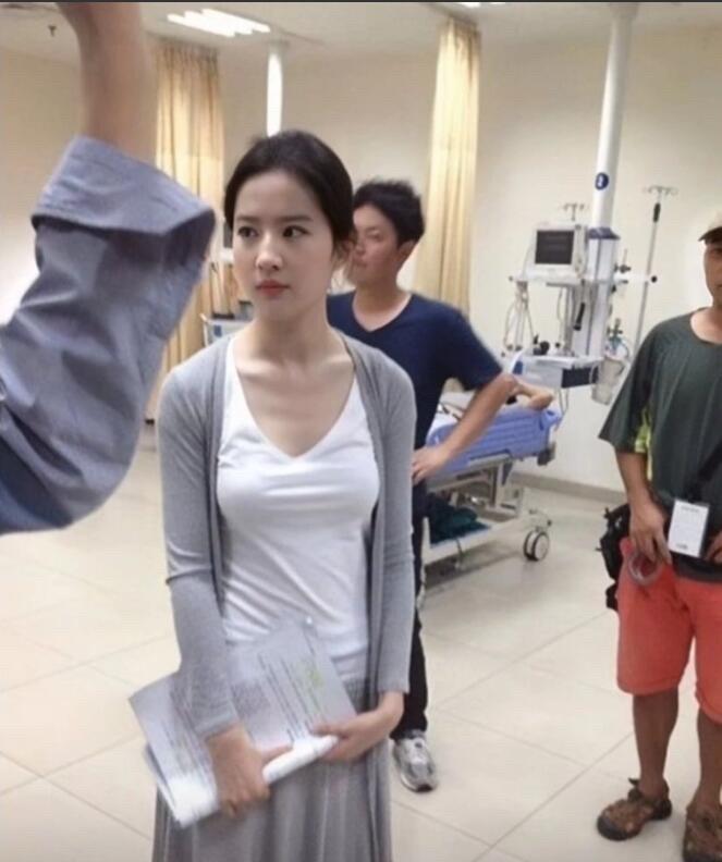 离开了美颜和滤镜，照片中的她看起来也很普通了，这样的颜值到处都有，并不觉得她很美