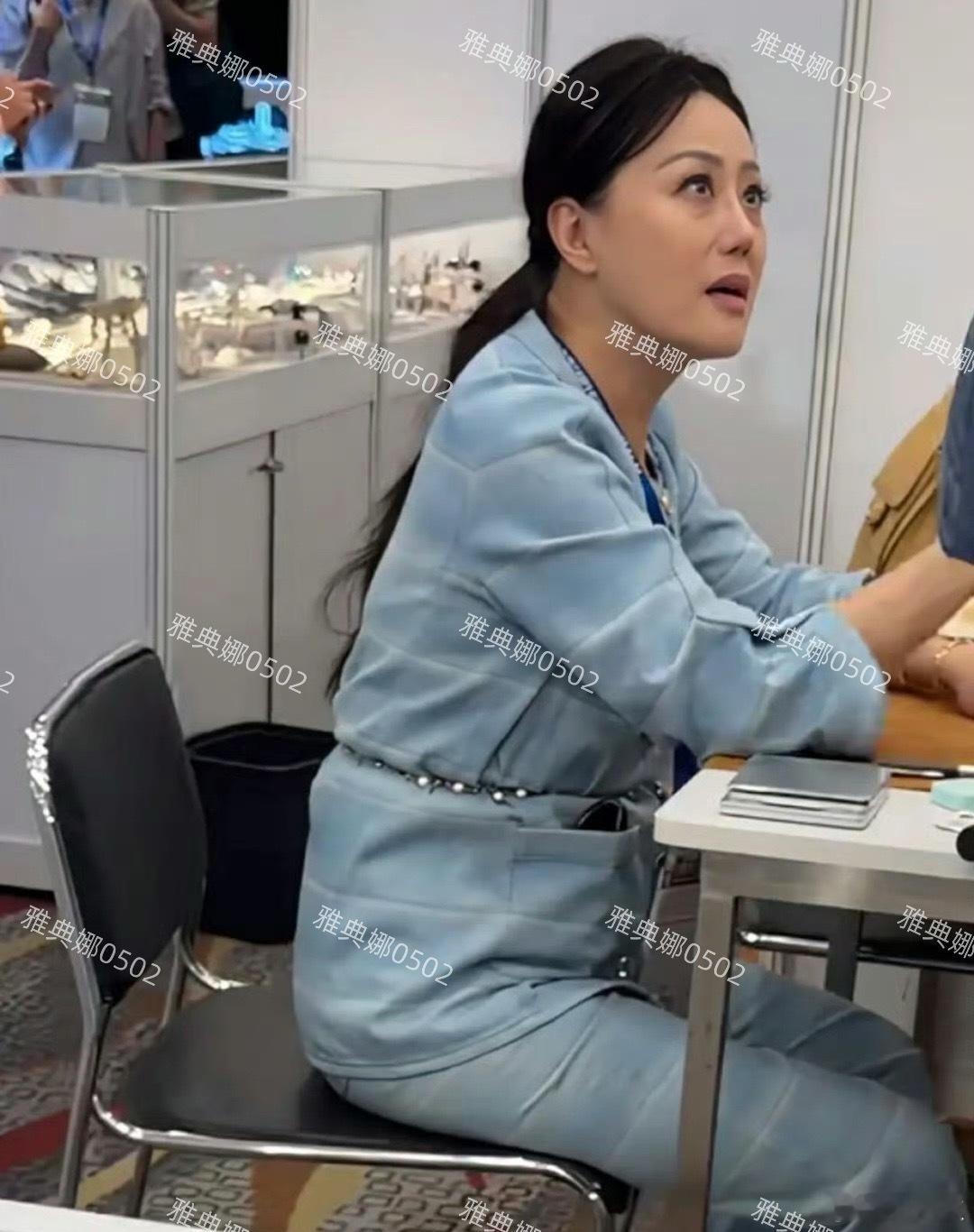 香港珠宝展偶遇章小蕙，本人很瘦，气质也很好又美又年轻​​​