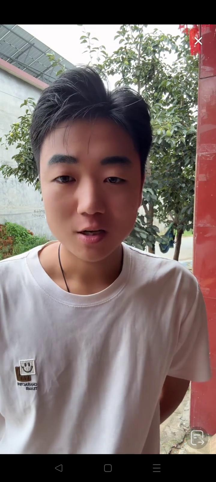 还有机场，还有地里活，还要照顾雨露。什么时候开播卖鸡蛋？今天都有，今天跟他们聊聊