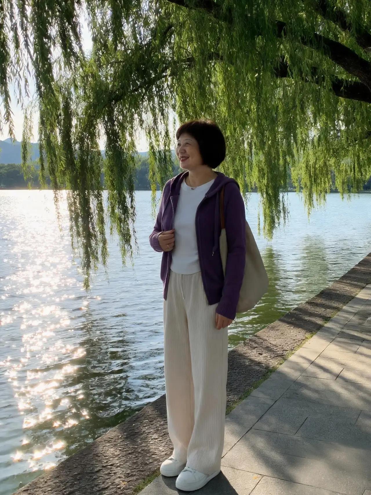 秋天穿米白裤子，真的比黑裤子清爽，比花裤子百搭姐妹们，入秋之后，我穿得最多