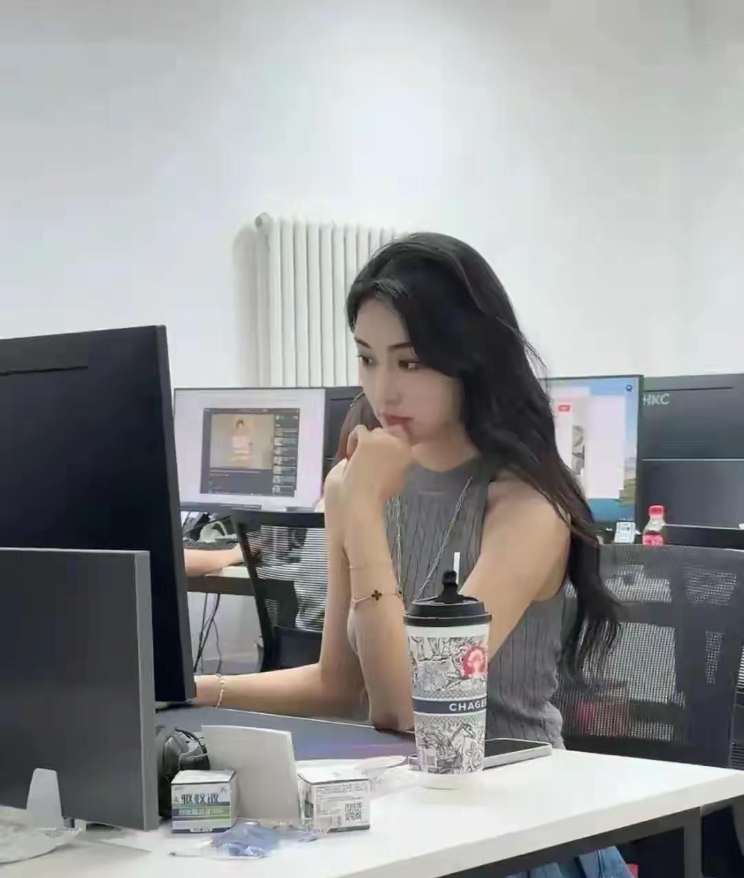 办公室里，一个女孩在认真工作。