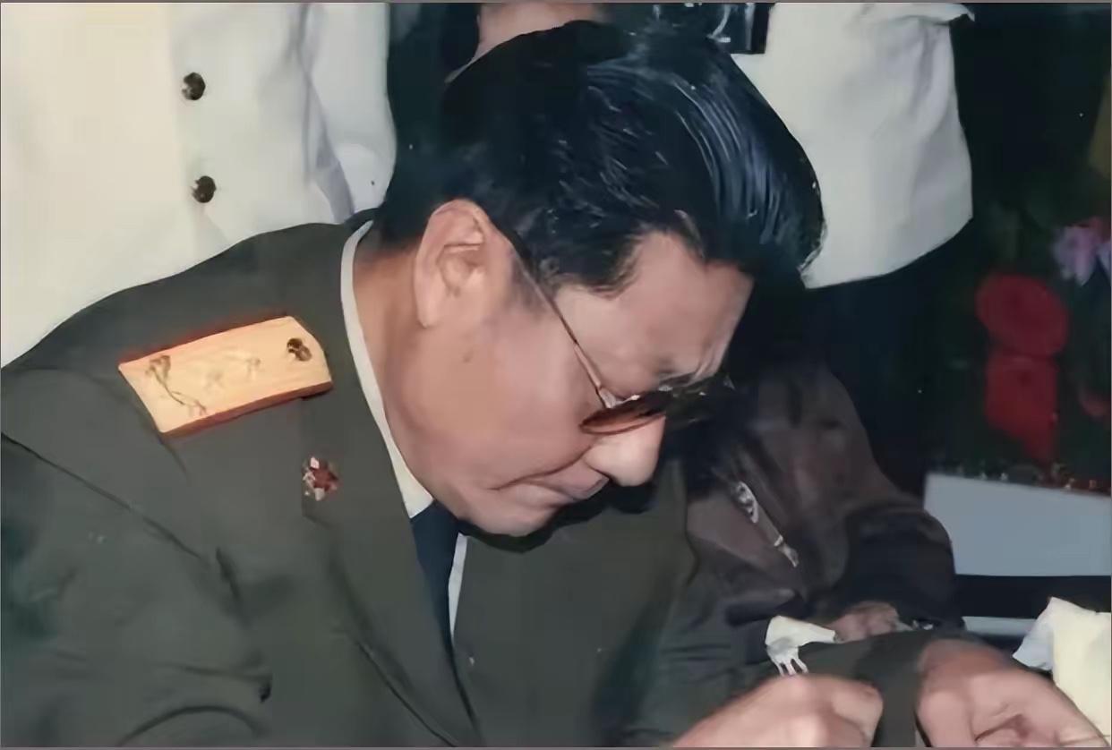 1948年，16岁国民党兵被俘，哭着想回家，一个解放军连长却拦下他：你留下，40