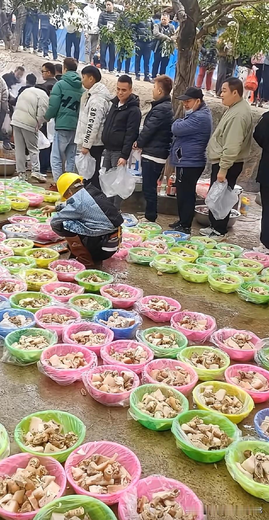 广东农村“太公分猪肉”几百盆肉摆满地！这仪式感我看傻了第一次见广东农村的