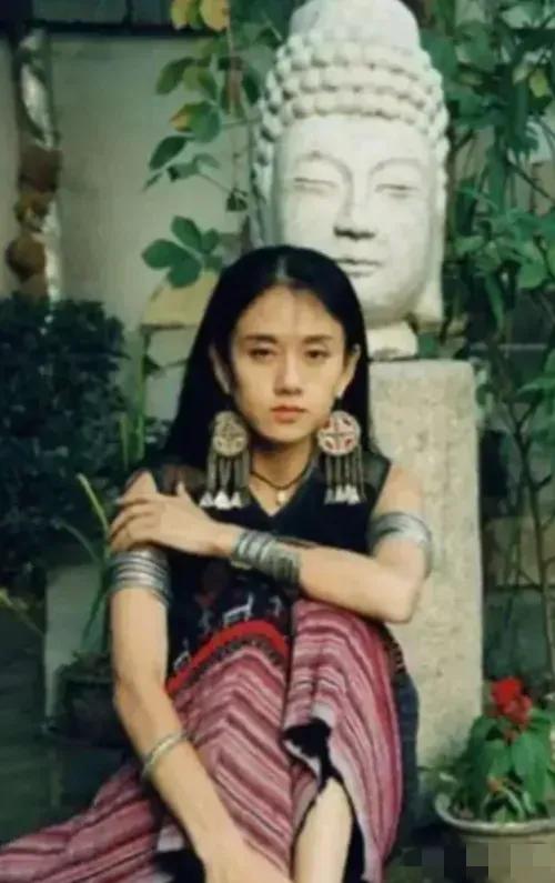 杨丽萍与富豪丈夫7年婚姻，因生育分开，藏着艺术与生活的两难抉择2002年，杨