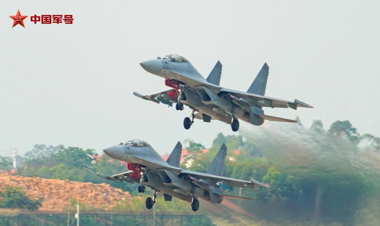 南部战区空军航空兵某旅组织昼间飞行训练。该战区的主要作战方向是南海，其次是台海，