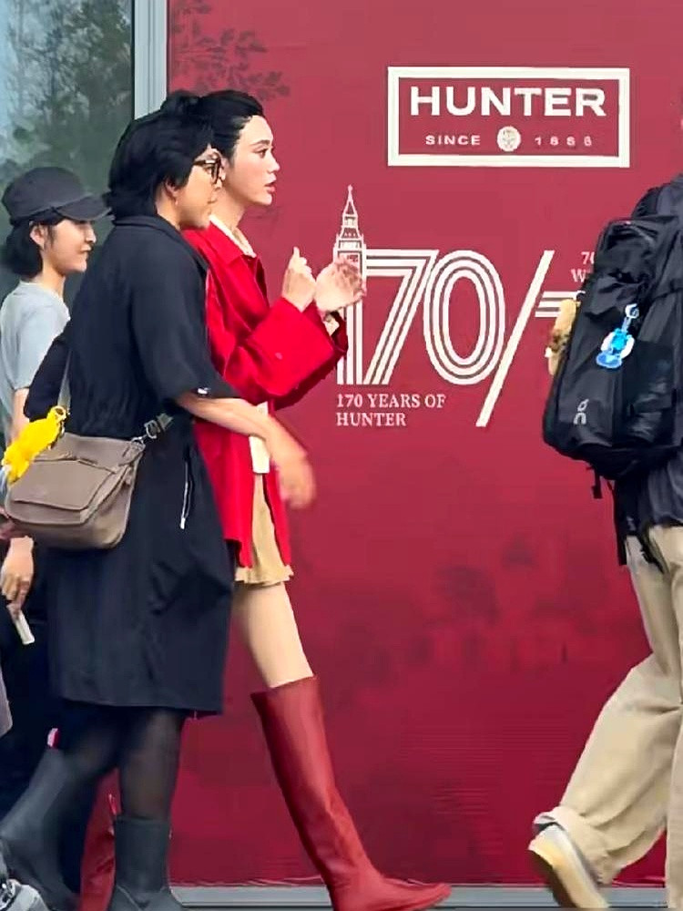 四太掏98万送奚梦瑶去念港大EMBA，不少人还以为豪门儿媳是去混个文凭，真相是人家连哺乳期都没放过自