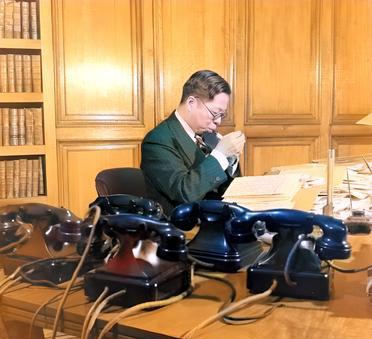 这是1947年上海市市长吴国桢在办公室里看文件吸烟。吴国桢貌不惊人，个头不高，确