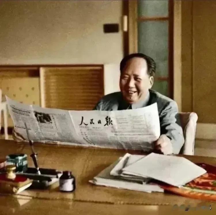 从毛主席笑容可掬的面孔上，可以猜出，这张人民日报上面一定有好消息，并且还是对人民