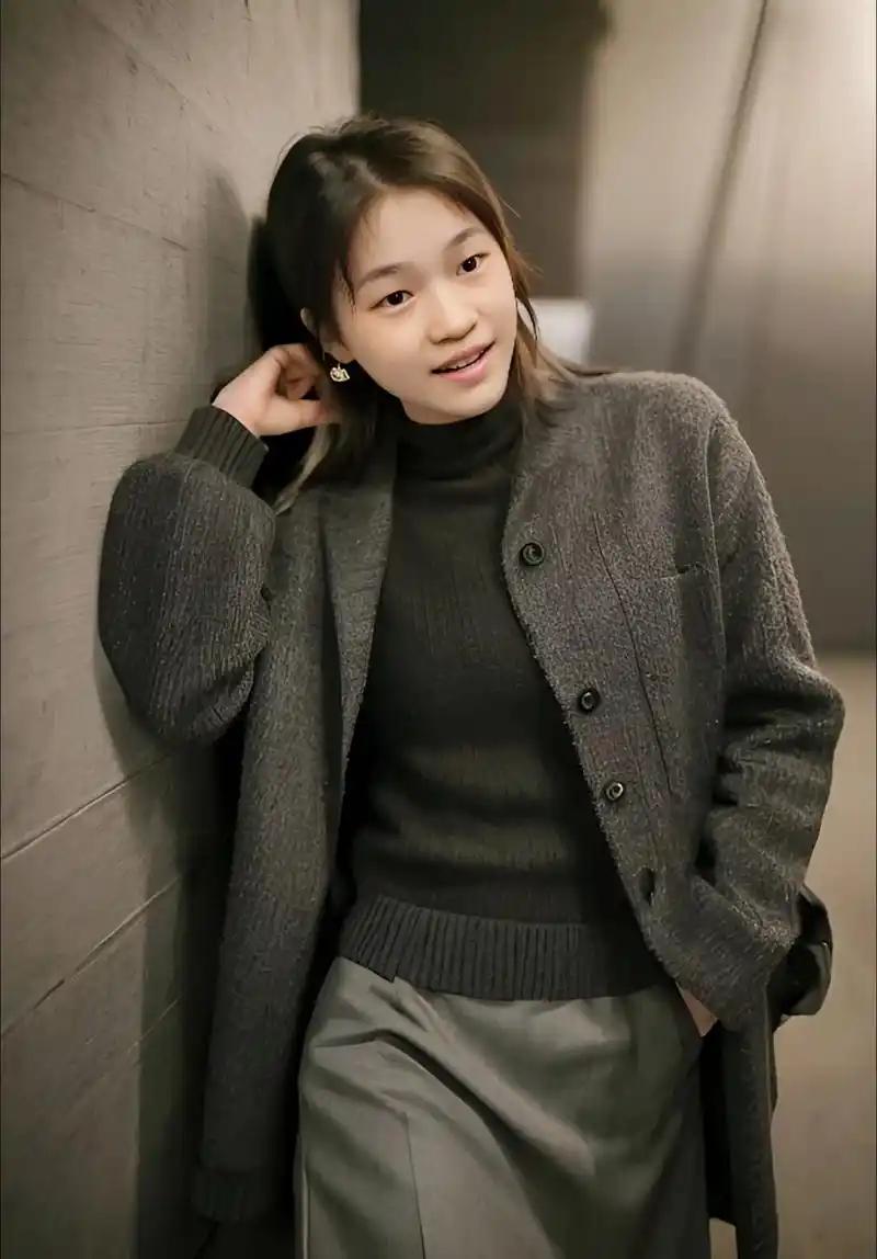 全红婵近照曝光，全网都在夸她“长开了、变美了”。但我却看出一身冷汗。很多人以为